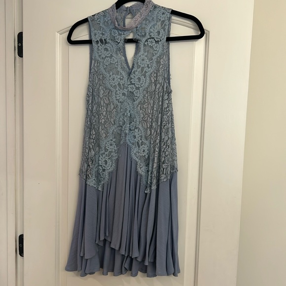 Beautiful flowy blouse. - Picture 2 of 4